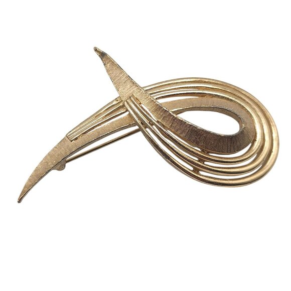 Vintage Boucher Gold Tone Ribbon Brooch Numbered Piece 8674 Circa 1960s - Picture 1 of 6
